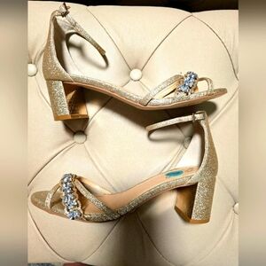 🎉HOST PICK🎉 Badgley Mischka Gold Sandals Wide Heel Pump Crystals Size 8.5 8